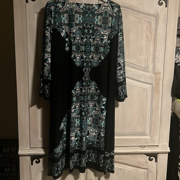 Thick material dress. Brand is Avenue. Nice going out to dinner dress. Size 26 - Picture 3 of 3